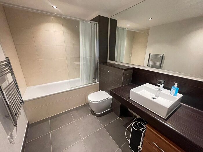 2 Bedroom Apartment To Rent In Vallea Court, Redbank, M4