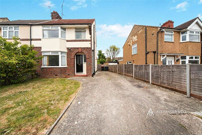 3 Bedroom Semi-Detached House To Rent In Suncote Avenue, Dunstable, Bedfordshire, LU6