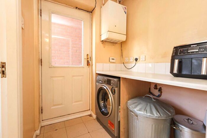 4 Bedroom Detached House For Sale In Small Close, Smethwick, West Midlands, B67