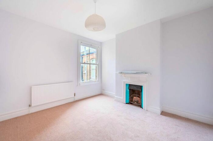 3 Bedroom Flat To Rent In Bonneville Gardens, Abbeville Village, London, SW4