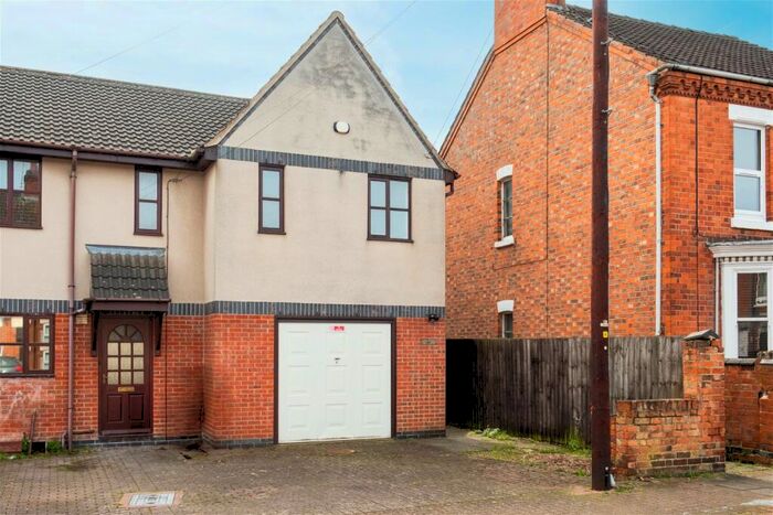 3 Bedroom Town House To Rent In Havelock Street, Loughborough, LE11