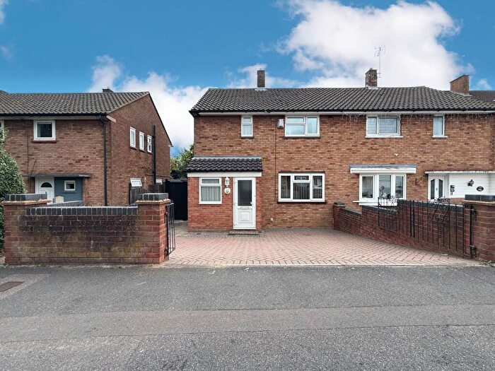 3 Bedroom Semi-Detached House For Sale In Birdsfoot Lane, Luton, LU3