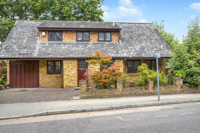 Flat To Rent In Oak Hill Crescent, Surbiton, Surrey, KT6