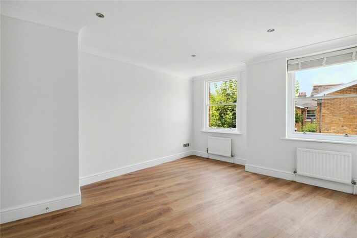 2 Bedroom Flat To Rent In Hillgate Place, London, SW12