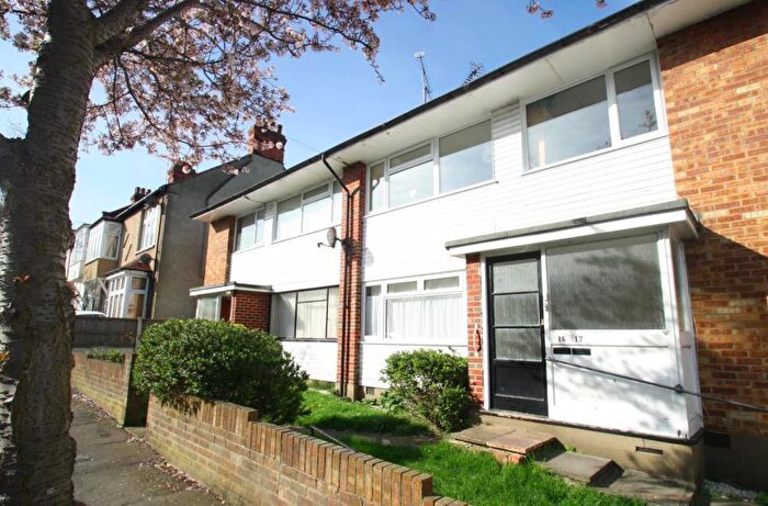 2 Bedroom Flat To Rent In Torquay Drive, Leigh On Sea, Essex, SS9
