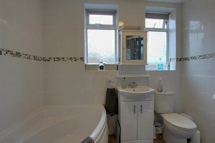 2 Bedroom Detached Bungalow For Sale In Station Road, Willoughby, LN13