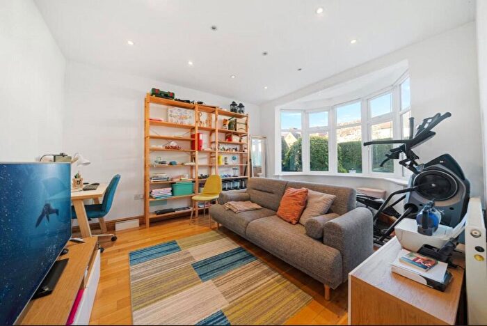 3 Bedroom Semi-Detached House To Rent In Leeside Crescent, Temple Fortune, NW11