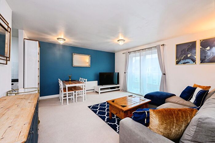 1 Bedroom Flat For Sale In Reynolds Avenue, Redhill, Surrey, RH1