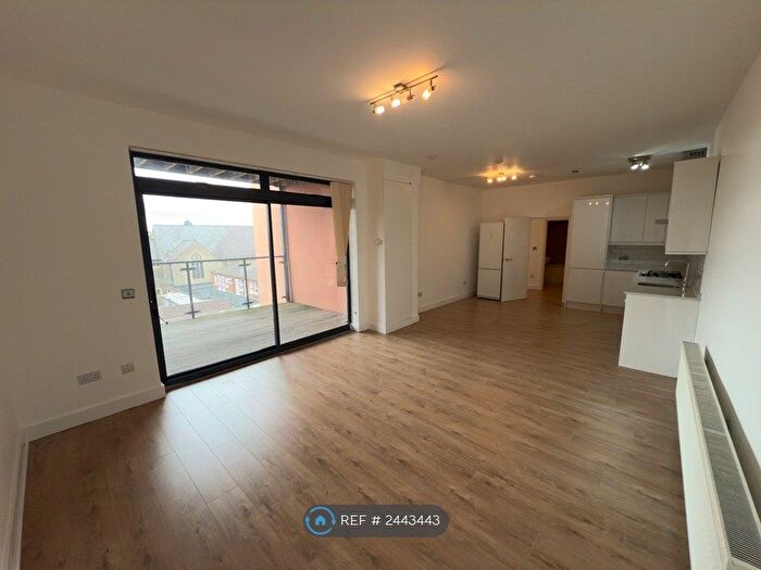 3 Bedroom Flat To Rent In Ballards Lane, London, N12