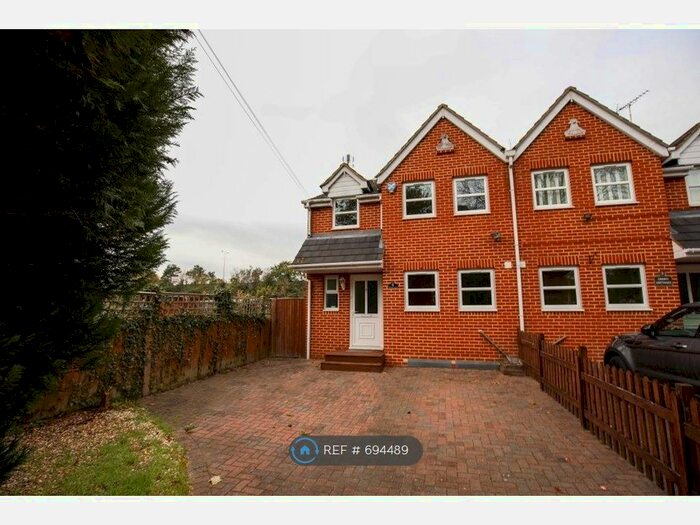 5 Bedroom Semi-Detached House To Rent In Crown Cottages, Egham TW20