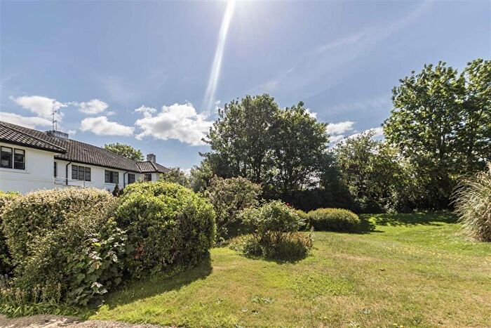 2 Bedroom Flat To Rent In Upper Teddington Road, Kingston Upon Thames, KT1