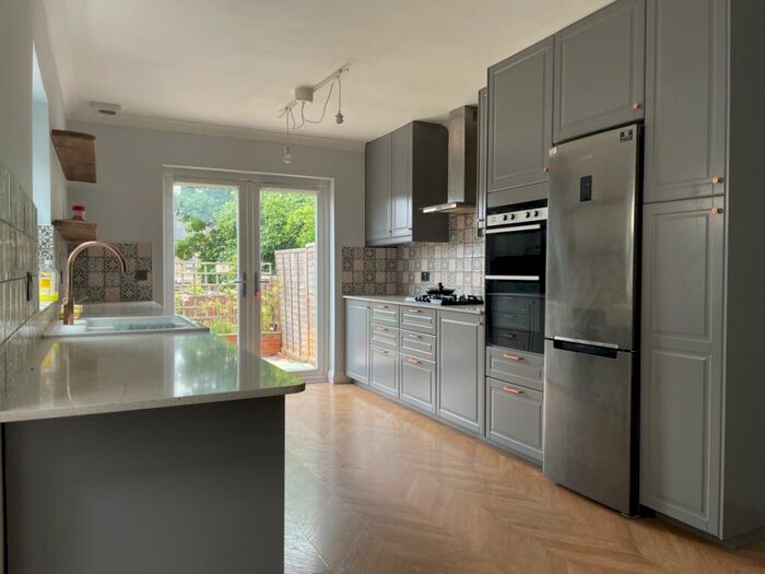 5 Bedroom House To Rent In Plumstead Common Road London, SE18