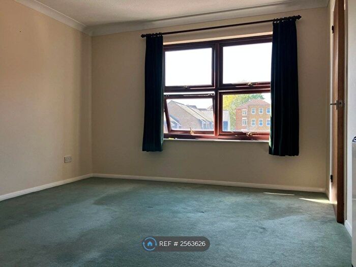 2 Bedroom Flat To Rent In Gresham Court, Brentwood, CM14