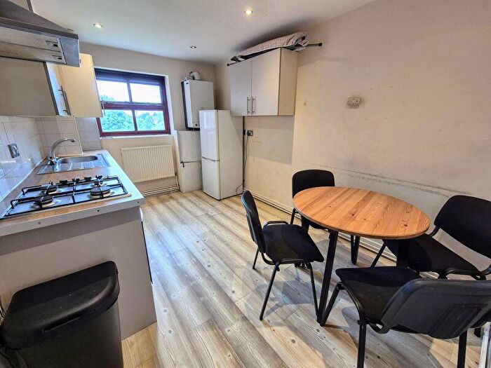 3 Bedroom Flat For Sale In Kelso Heights, Leeds, LS3