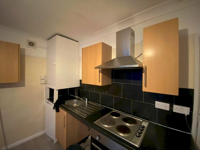 Studio To Rent In Nightingale Grove, Southampton SO15