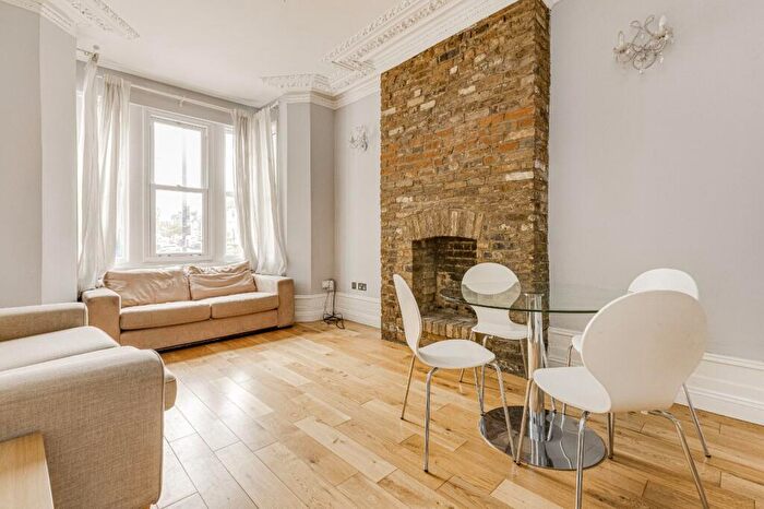 1 Bedroom Flat To Rent In Lavender Hill, The Shaftesbury Estate, SW11