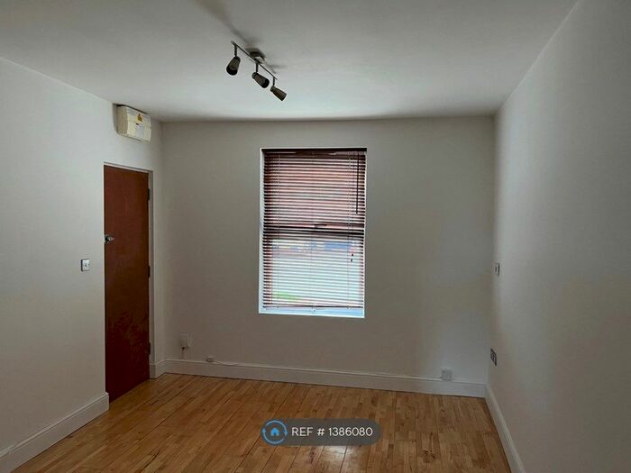 1 Bedroom Flat To Rent In Garlands Road, Redhill, RH1