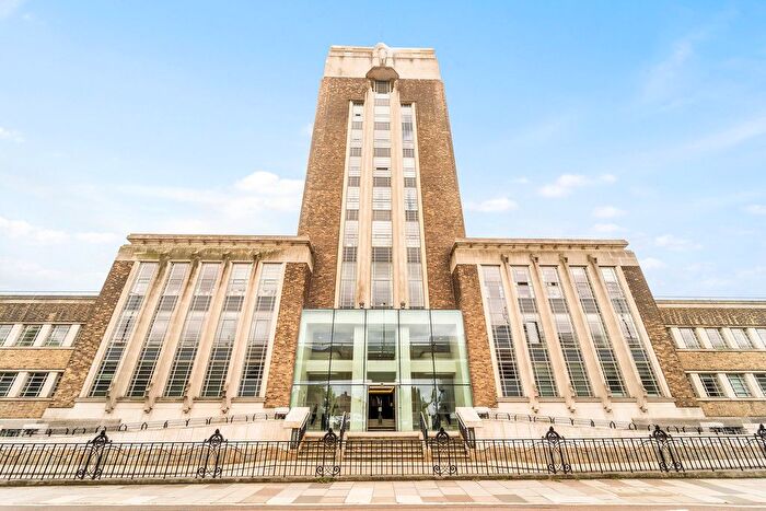 1 Bedroom Flat To Rent In Great West Road, Brentford, TW8