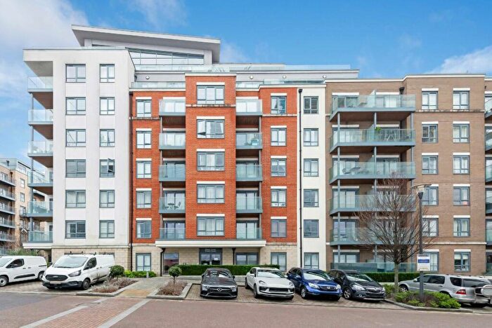 5 Bedroom Flat To Rent In East Drive, London, NW9