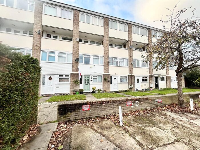 2 Bedroom Maisonette For Sale In Wood Lane, Hornchurch, RM12