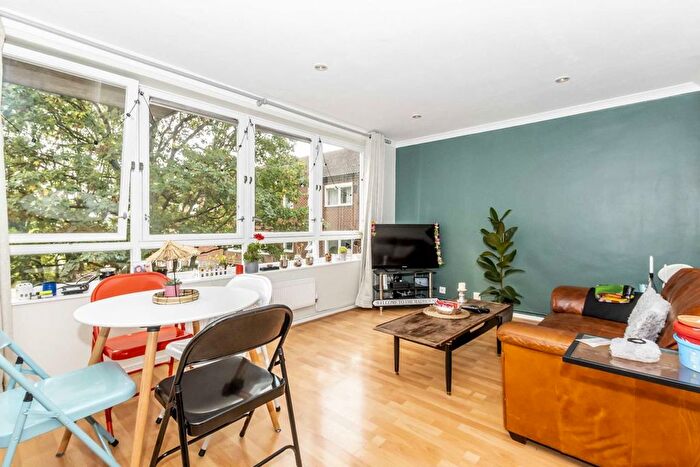 2 Bedroom Flat To Rent In Ollgar Close, London, W12