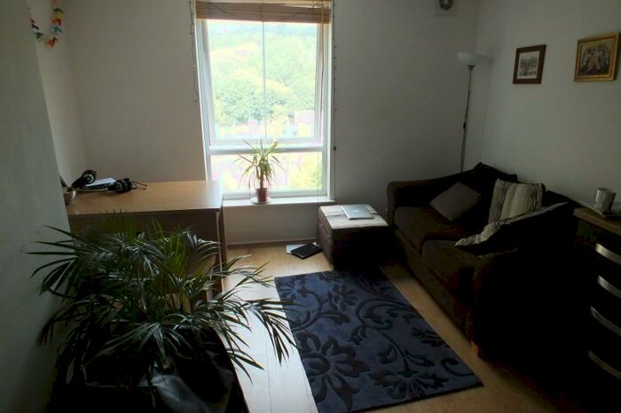 2 Bedroom Apartment To Rent In Meanwood Road, Leeds, LS7