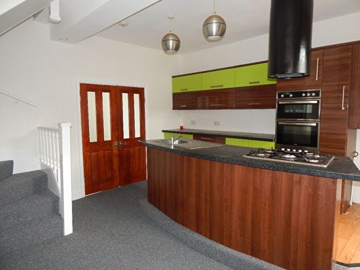 3 Bedroom Semi-Detached House To Rent In Chapel Fold, Batley, WF17