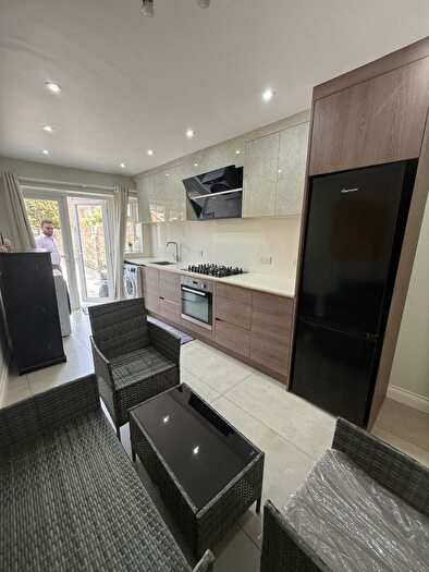 1 Bedroom Semi Detached House To Rent In Bath Road, Hounslow, TW3