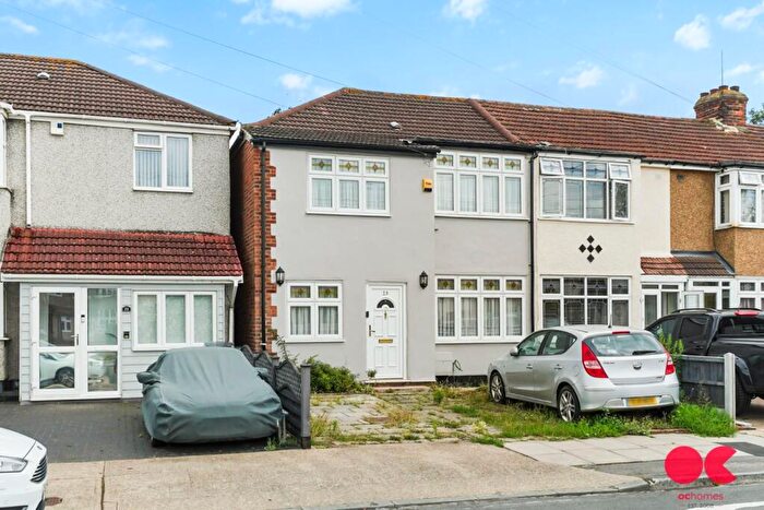 4 Bedroom End Of Terrace House For Sale In Linley Crescent, Romford, RM7