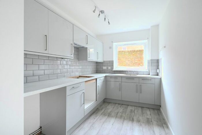 2 Bedroom Flat To Rent In Highlands Road, Portslade, BN41
