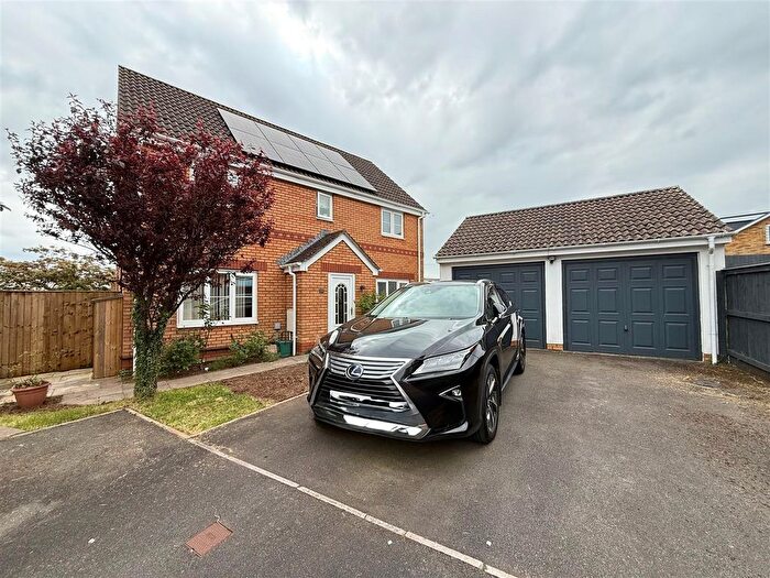 4 Bedroom Detached House For Sale In Pant Bryn Isaf, Llwynhendy, Llanelli, SA14