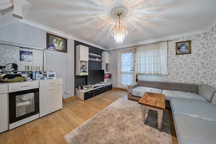 2 Bedroom Maisonette For Sale In Barlow Street, London, SE17