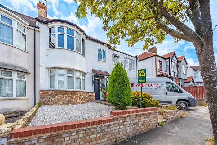 2 Bedroom Apartment To Rent In Kingswood Chase, Leigh-On-Sea, SS9