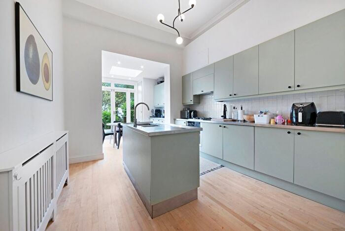 3 Bedroom Flat To Rent In Arundel Gardens, London, W11