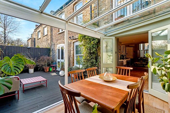 2 Bedroom Flat For Sale In Thorpedale Road, London, N4