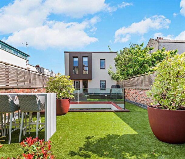 5 Bedroom Detached House To Rent In Oxford Walk, Cheltenham, GL52