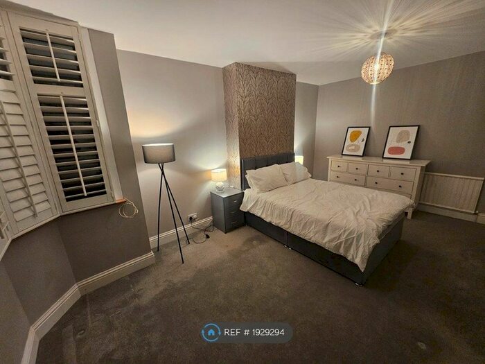 4 Bedroom Flat To Rent In Surrey Road, West Wickham, BR4