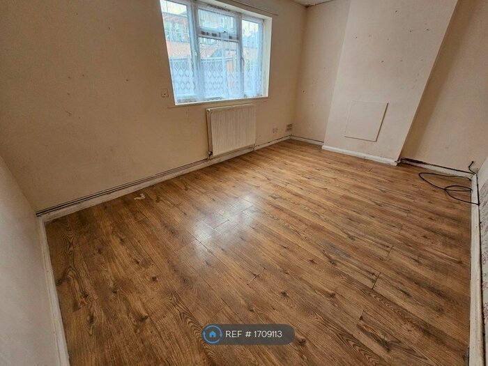 2 Bedroom Flat To Rent In Western Court, Romford, RM1