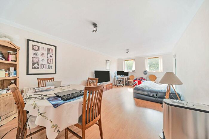 2 Bedroom Flat To Rent In Maritime Quay, Canary Wharf, London, E14