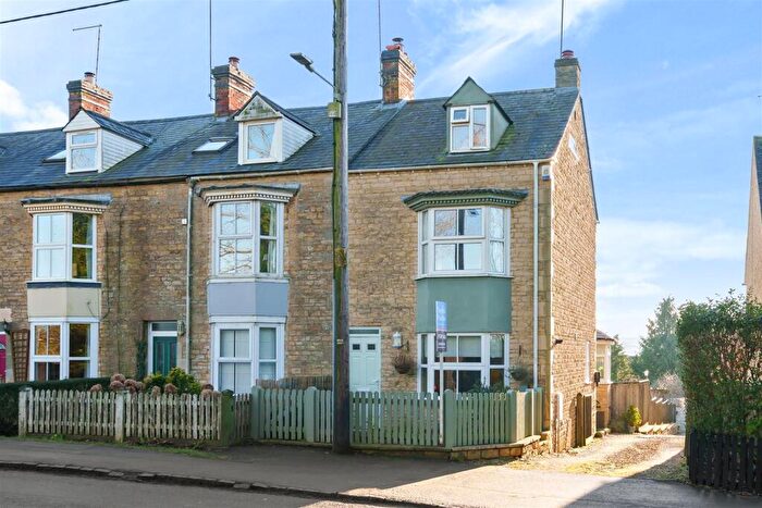 3 Bedroom End Of Terrace House For Sale In Worcester Road, Chipping Norton, OX7