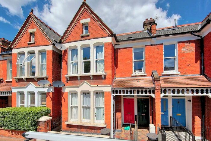 3 Bedroom Flat To Rent In Yukon Road Balham London, SW12