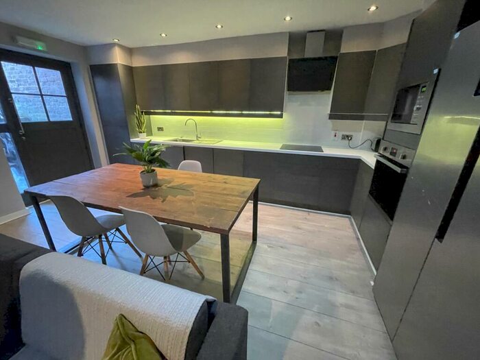 10 Bedroom Terraced House To Rent In Nelson Street, L1