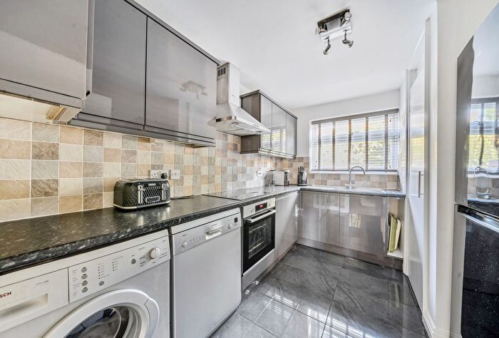 2 Bedroom Flat For Sale In Doods Park Road, Reigate, Surrey, RH2