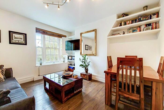 3 Bedroom Flat To Rent In Kennington Park Road, Oval, London, SE11