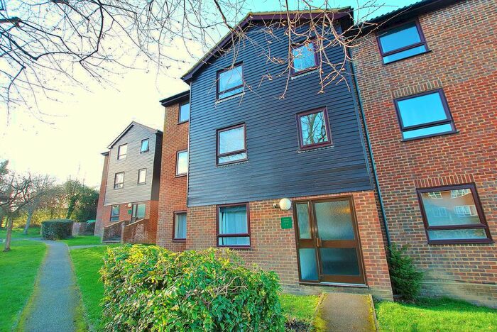 2 Bedroom Flat To Rent In Gorse Court, Guildford, GU4