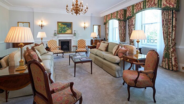 3 Bedroom Flat To Rent In Hyde Park Gate, Kensington, SW7