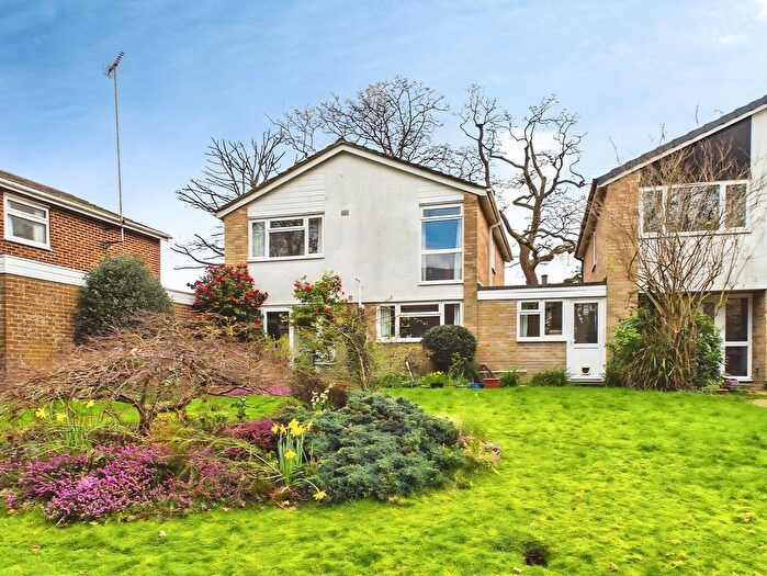 4 Bedroom Link Detached House For Sale In Stirling Way, Horsham, RH13