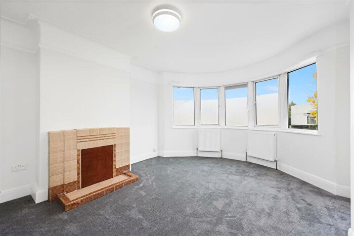 2 Bedroom Flat To Rent In Cricklewood Lane, London, NW2