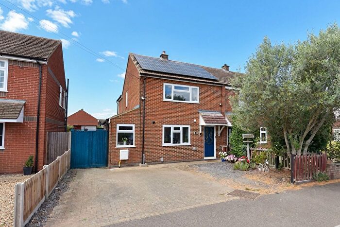 3 Bedroom Semi Detached House For Sale In Stratton Way, Biggleswade, SG18