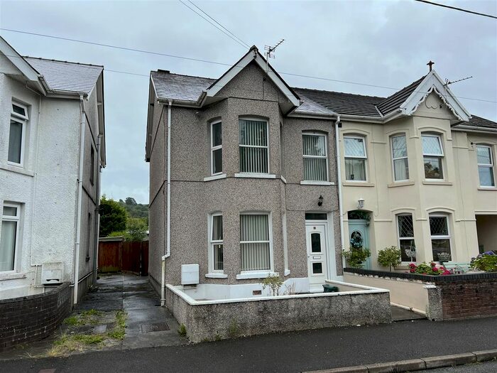 3 Bedroom Semi-Detached House For Sale In Heol Y Felin, Ammanford, SA18